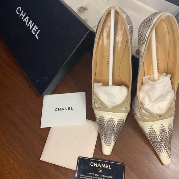 Authentic CHANEL 2 tone pump shoes in snake skin leather - Picture 3 of 14